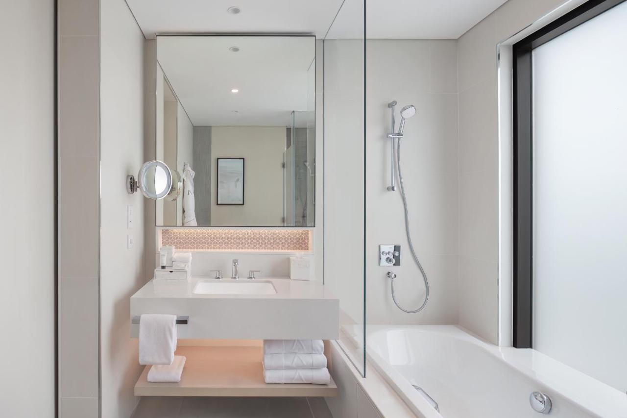 Palace Beach Resort フジャイラ エクステリア 写真 A bathroom in a hotel