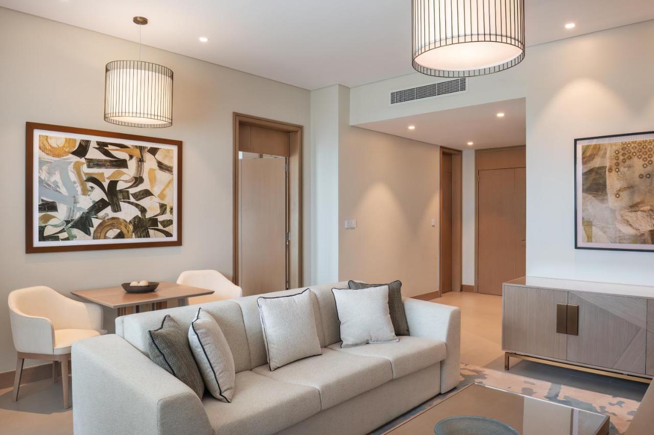 Palace Beach Resort フジャイラ エクステリア 写真 A living room at the Ritz-Carlton, DIFC