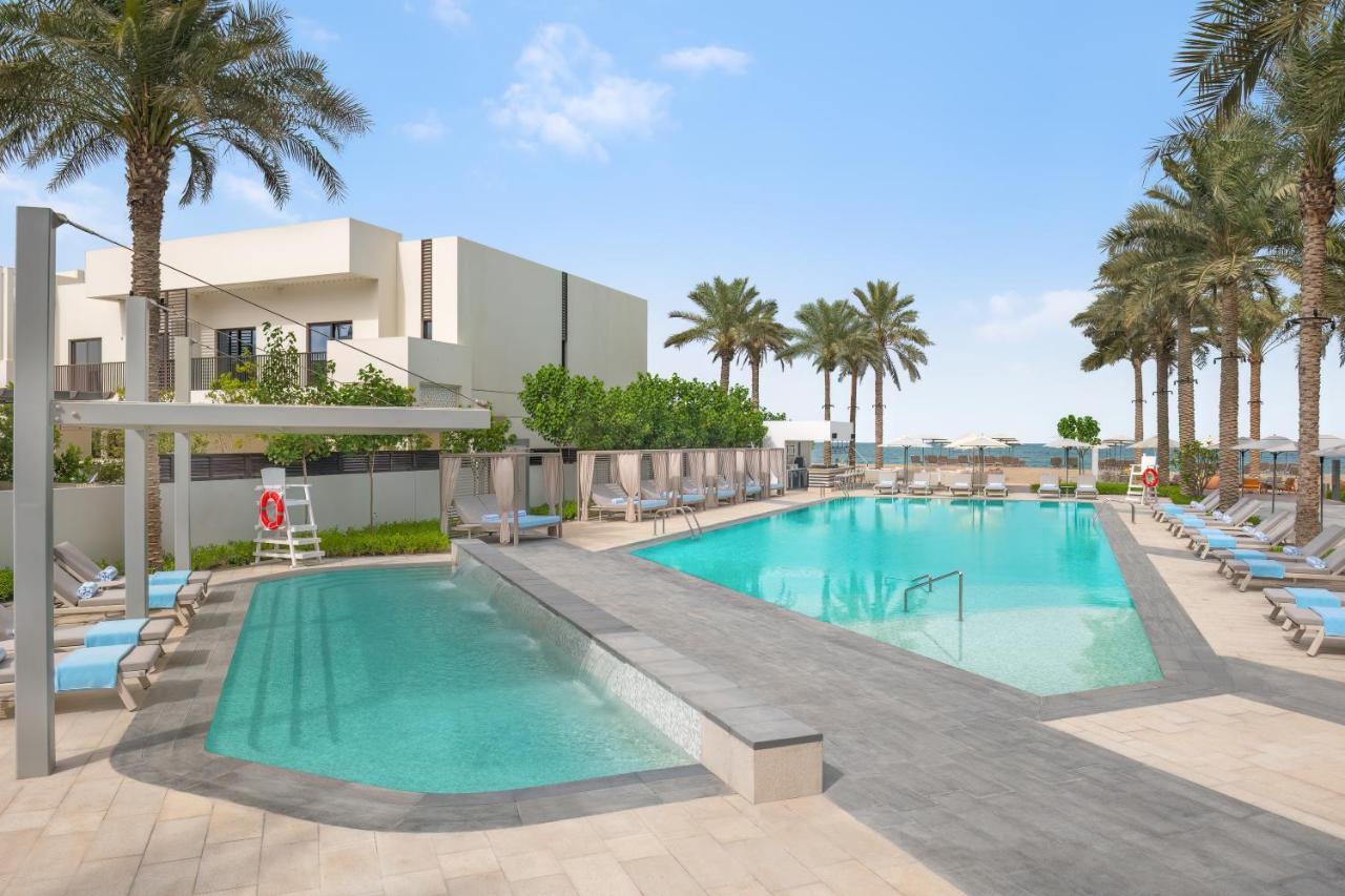Palace Beach Resort フジャイラ エクステリア 写真 The swimming pool at the hotel