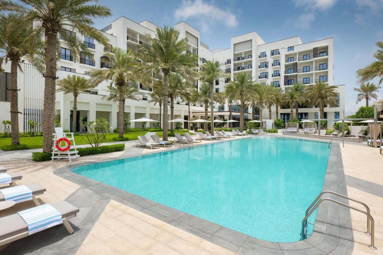 Palace Beach Resort フジャイラ エクステリア 写真 The swimming pool at the hotel